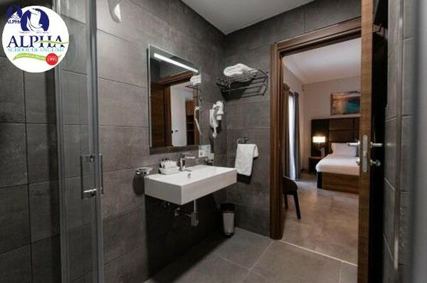 Pebles Hotel bathroom